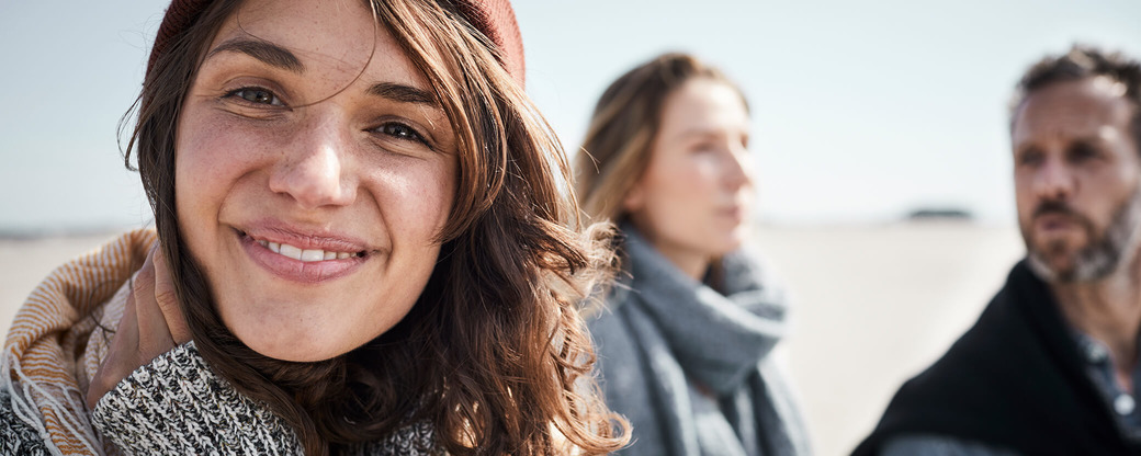 [Translate to Arabic:] Friends at the beach